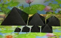 Gepolijste shungite piramide 20 cm