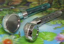 Nieuwe verbeterde uitvoering zonder nood aan vervanging.Douchekop met 40-50 gram Elite shungite in het handvat, getachyoniseerde mini edelsteentjes, dolomiet en Maifan korrels, magneet en mini wervelaar.Verkrijgbaar i * Douchekop met Elite shungite