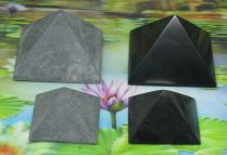 Shungite + Steatiet Piramides 50-70-100 mm